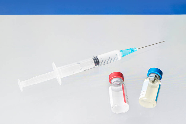 Coronavirus aşısı - Laboratuvar masasında Coronavirus Sars-Cov-2 'ye karşı yeni Rus aşısı. - Fotoğraf, Görsel
