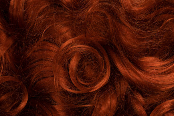 Arka plan olarak kızıl saçlı. Kıvırcık kızıl saçlar.  - Fotoğraf, Görsel
