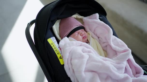 Neugeborenes schläft im Kinderwagen - Filmmaterial, Video