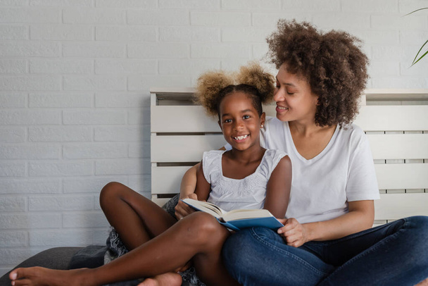 madre e hija afroamericana leyendo libro - Foto, Imagen