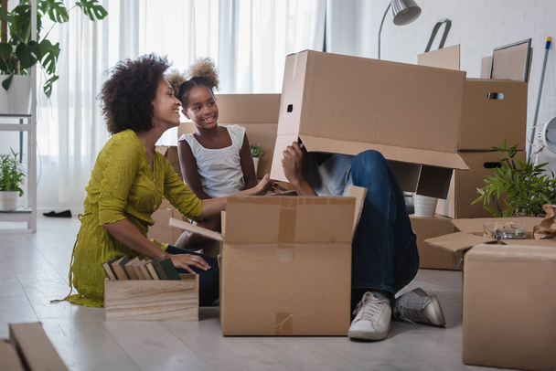 família afro-americana se mudando em novo apartamento - Foto, Imagem