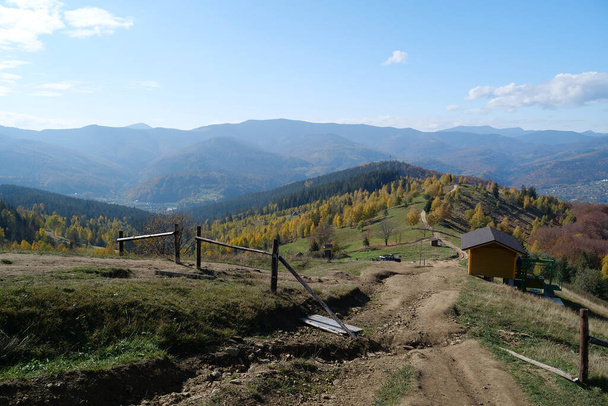 Karpat dağlarında güzel bir sonbahar ormanı. Ukrayna Karpatlarının şaşırtıcı doğası - Fotoğraf, Görsel
