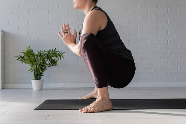 Donna sportiva che fa yoga
 - Foto, immagini