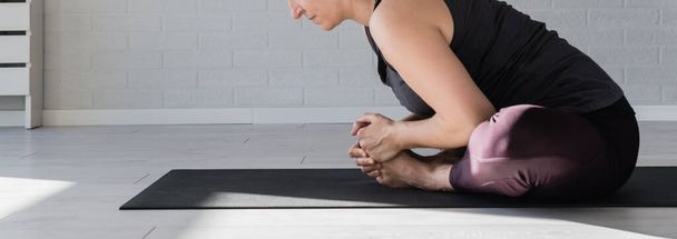 sportliche Frau beim Yoga - Foto, Bild