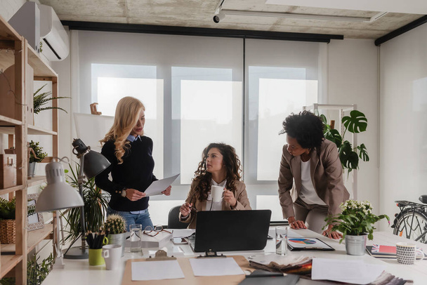 πολυφυλετικές γυναίκες επιχειρηματίες που εργάζονται στο γραφείο  - Φωτογραφία, εικόνα
