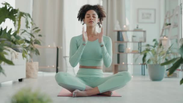 Yoga, donna e home fitness di una giovane donna di razza mista che fa esercizio e meditazione. Allenamento di consapevolezza, zen e pace con pilates in una casa con una persona che fa uno sport spirituale per rilassarsi. - Filmati, video