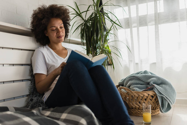mulher africana americana ler livro em casa
 - Foto, Imagem