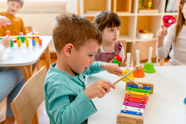 Óvoda Gyermekek Tanulás Zene Különböző színes hangszerek. Zenét tanulni gyerekeknek. Montessori Zenei tevékenységek óvodások számára. - Fotó, kép