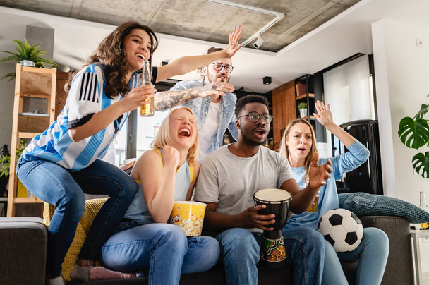 fans de football regardant le football à la maison - Photo, image