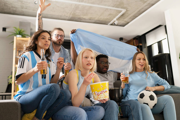 aficionados al fútbol viendo fútbol en casa - Foto, imagen