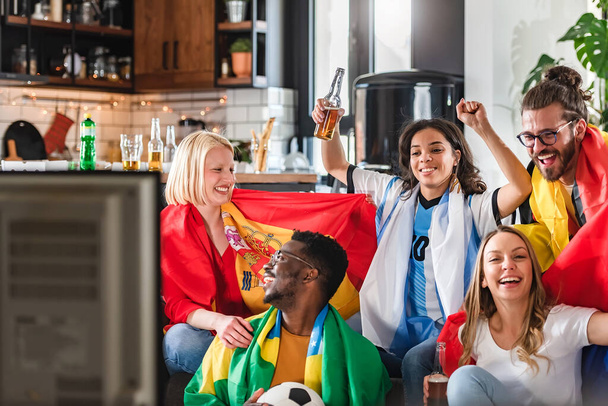 aficionados al fútbol viendo fútbol en casa - Foto, Imagen