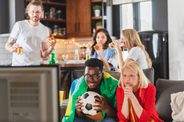 aficionados al fútbol viendo fútbol en casa - Foto, imagen