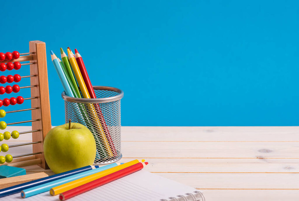 fond avec crayons et pomme avec Abacus - Photo, image