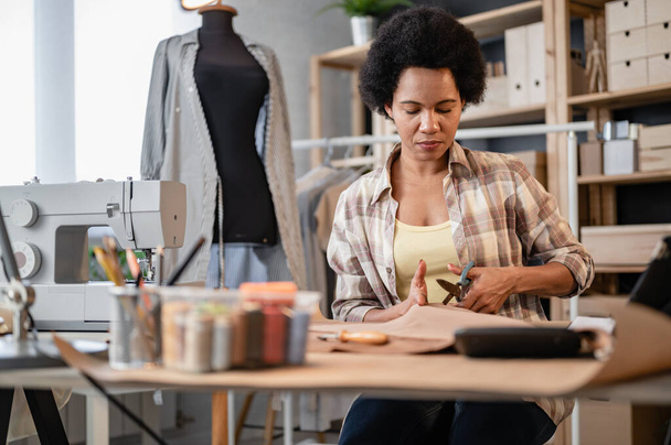femme afro-américaine tailleur travaillant au bureau - Photo, image
