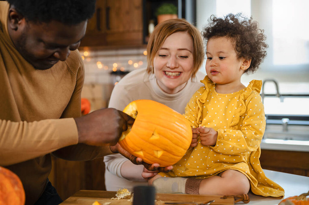 gelukkig multiraciale familie voorbereiding naar halloween  - Foto, afbeelding