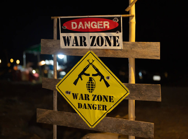 Waarschuwing of waarschuwing oorlogsgebied gevarenbord voor legerkorps marine soldaat militaire oorlog. - Foto, afbeelding