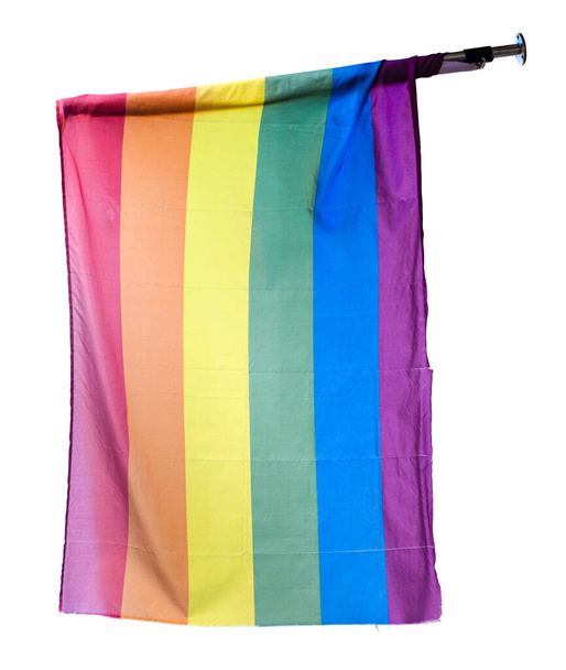 Σημαία του Ουράνιου Τόξου, που αντιπροσωπεύει γκέι, γκέι και ΛΟΑΤΚΙ + υπερηφάνεια, απομονωμένη σε λευκό φόντο - Φωτογραφία, εικόνα