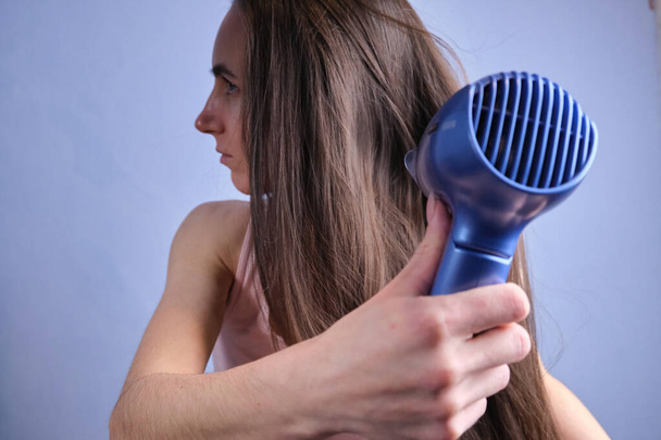 Bonito, jovem escova pente penteado longa manhã beleza rotina Hair Care Beauty Concept. Foto de alta qualidade - Foto, Imagem