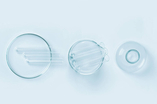 un conjunto de cristalería de laboratorio hecha de vidrio azul sobre un fondo azul. Petri platos, frascos, tazas. - Foto, imagen
