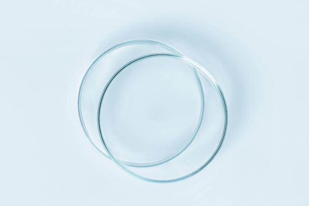 Набор чашек Петри из голубого стекла. На синем фоне. - Фото, изображение