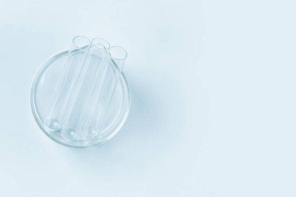 Un frasco de cristalización de vidrio azul vacío con frascos vacíos sobre un fondo azul claro. vista desde arriba. - Foto, Imagen