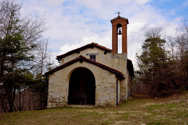 μικρή εκκλησία του sant 'anna τοποθεσία colla plodio millesimo Savona Ιταλία - Φωτογραφία, εικόνα