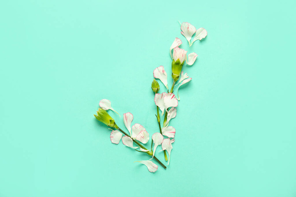 Check mark made of flowers on turquoise background - Foto, Imagen
