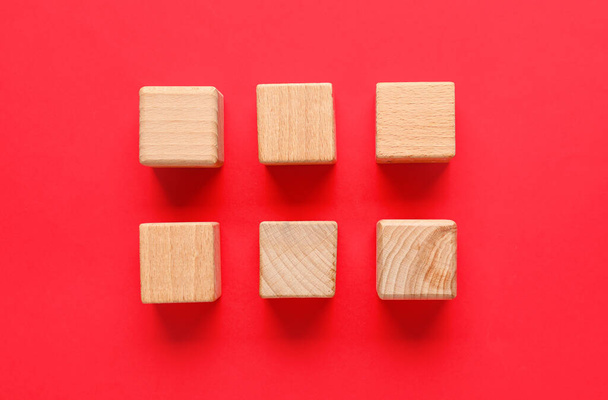 Cubes en bois avec coches sur fond rouge - Photo, image