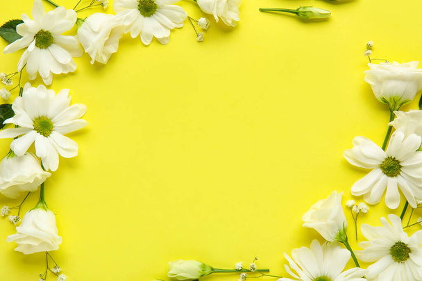 Composición con hermosas flores de eustoma, manzanilla y gypsophila sobre fondo amarillo - Foto, Imagen