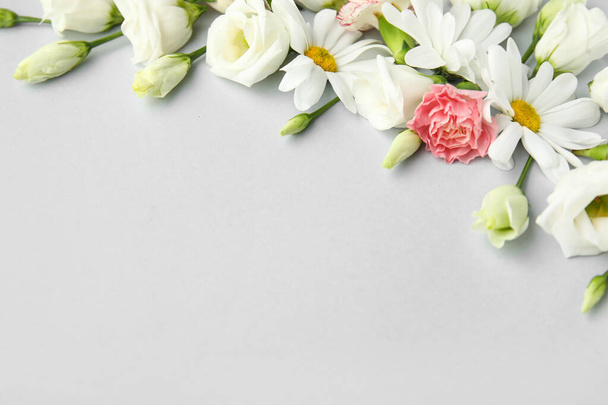 Hafif arka planda narin çiçekleri olan güzel bir kompozisyon - Fotoğraf, Görsel