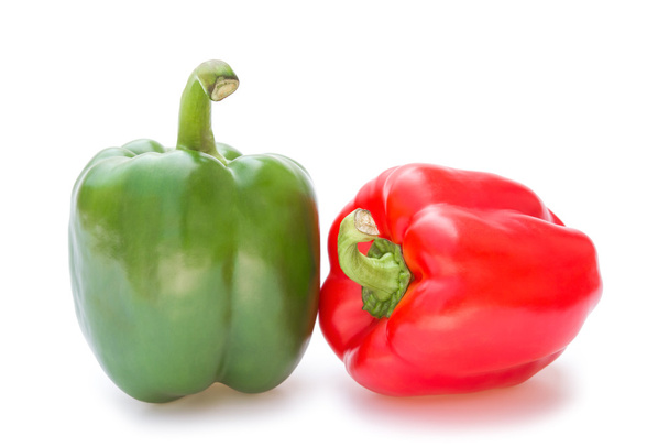 Groene en rode paprika op een witte achtergrond - Foto, afbeelding