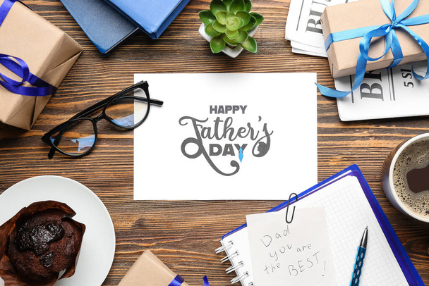 Mutlu Babalar Günü yazılı kart, gözlük, kek ve tahta arka planda hediyeler. - Fotoğraf, Görsel
