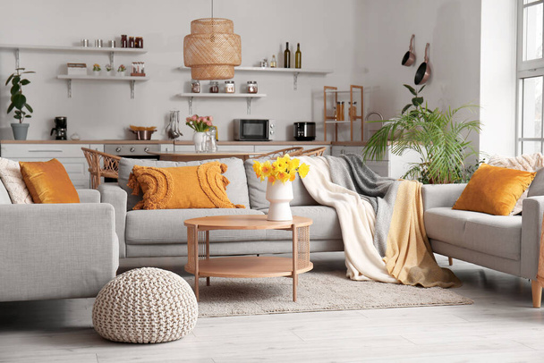 Sisustus moderni olohuone kodikas sohvat ja kukka maljakko sohvapöytä - Valokuva, kuva