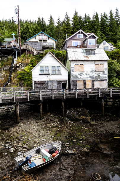 Casas de encosta em bancos de rive
 - Foto, Imagem