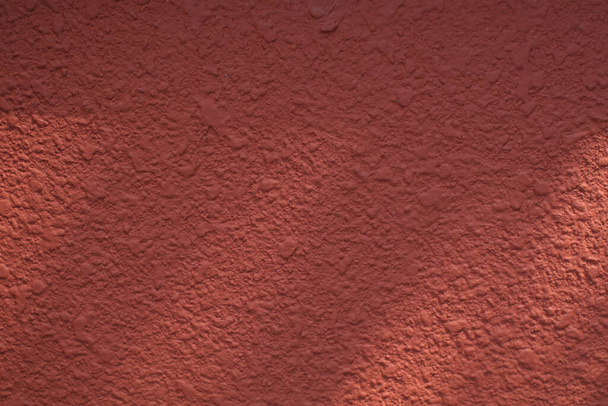 Помаранчевий або червоний бетонний мур з освітленням і текстурою тіней бекпол. Короткі літні подорожі. - Фото, зображення