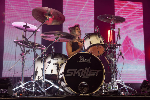 Skillet si esibisce dal vivo al Fillmore di Detroit, Michigan come ospite di Theory of a Deadman il 22 febbraio 2023 - Foto, immagini