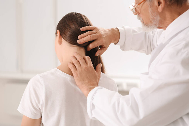 Ortopedista profissional examinando o pescoço do paciente na clínica, close-up - Foto, Imagem