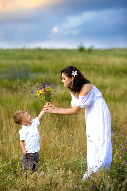 сын дарит маме цветы
 - Фото, изображение