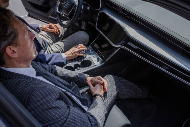 MILLAN, ITALIË - APRIL 16 2018: Audi city Lab. Twee personen testen het interieur van de nieuwe Audi - Foto, afbeelding