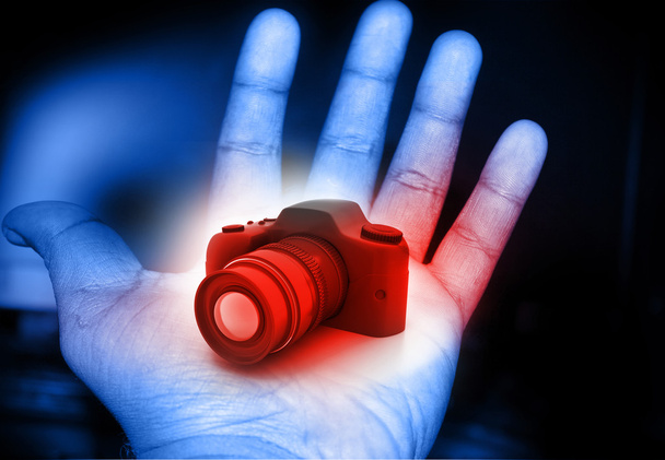 Ψηφιακή φωτογραφική μηχανή στο ανθρώπινο χέρι - Φωτογραφία, εικόνα