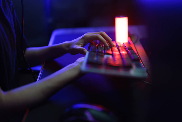 キーボードを押して競争し、コンピュータ上でゲームをプレイする女性のサイバーハッカーのゲーマーの手. - 写真・画像