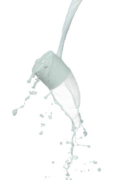 Kosmetický kontejner bílý krém kapičky tvar forma mouchy stříkání. Mléčná voda nalije plovák do kosmetické láhve. Exploze zvlhčovacího krému. Bílé pozadí izolované vysokorychlostní zamrznutí závěrky - Fotografie, Obrázek