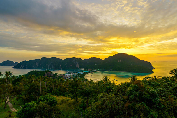 View point of Phi Phi Island at sunset time, Krabi Province, Thailand. Travel vacation background. - Foto, Imagem