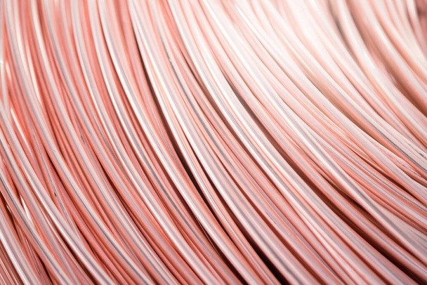 Elektrik ve telekomünikasyon endüstrisinde kullanılan bakır kabloların saf bakır çekirdek elementi üretimi - Fotoğraf, Görsel