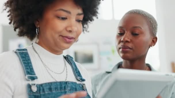 İş, siyahi kadınlar ve yaratıcı plan, strateji ve takım çalışması için dijital tablet ofiste. Happy, b2b ve şirket pazarlama profesyonelleri konuşurken ve planlarken teknolojiyi kullanıyorlar.. - Video, Çekim