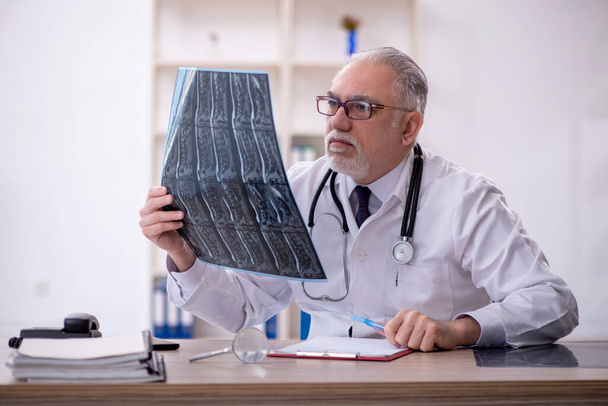 Old doctor radiologist working in the clinic - Photo, image