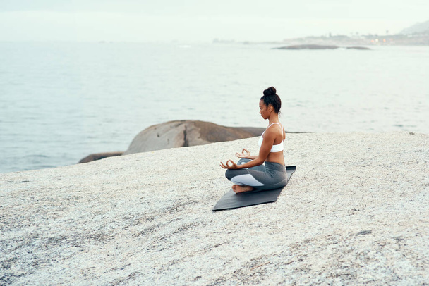 Знайдіть свій шлях до свободи через йогу. спортивна молода жінка практикує йогу на пляжі
 - Фото, зображення