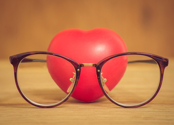 Coeur d'amour portant des lunettes sur bois
 - Photo, image