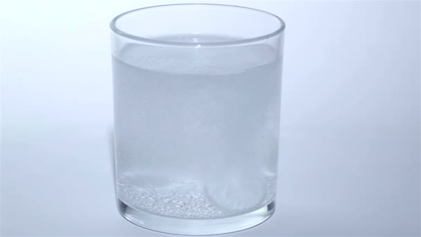 Tafel van mousserende aspirine in glas op witte achtergrond - Video