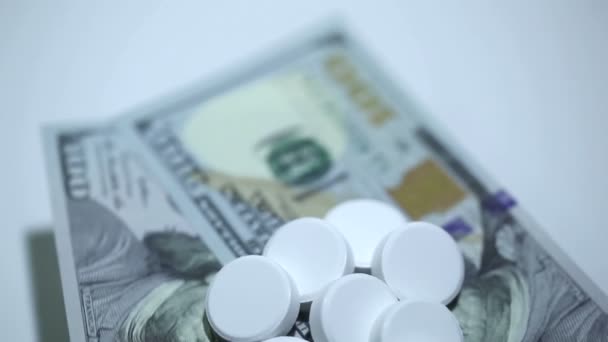 Fehér tabletta a pénz forgási közelről - Felvétel, videó